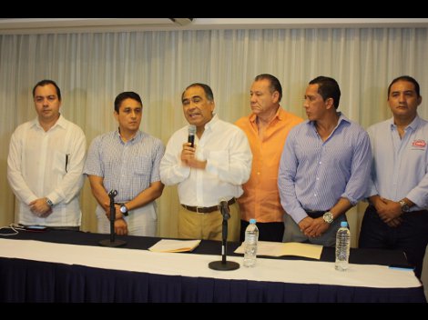 En conferencia de prensa el gobernador de Guerrero, Héctor Astudillo, flanqueado por hoteleros, líderes empresariales y organismos camarales.