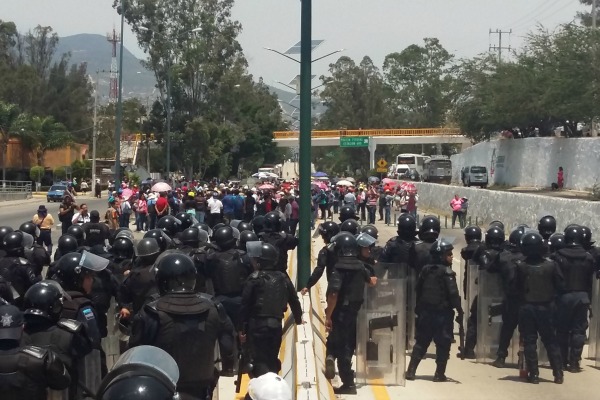 El diálogo entre policías federales y la CETEG duró unos 20 minutos; la PF amagó a los maestros con desalojarlos.
