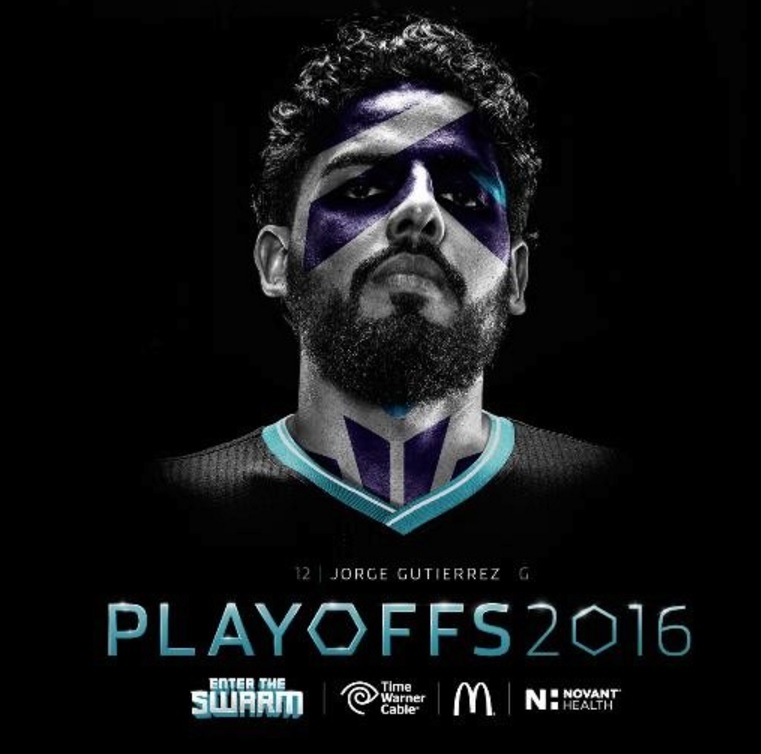 Jorge Gutiérrez promocionando los playoffs de la NBA con los Charlotte Hornets