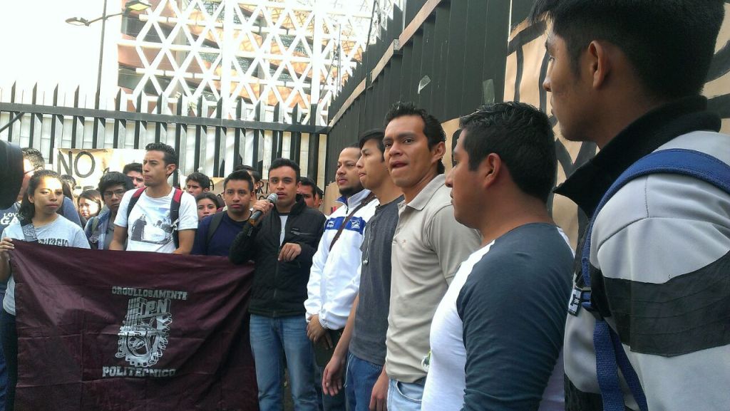En un mitin los estudiantes del IPN dijeron que seguirán al secretario de Educación Pública a todos sus eventos. 
