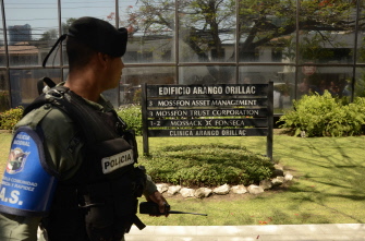 Un policía panameño vigila ante el edificio central de la firma de abogados Mossack Fonseca 