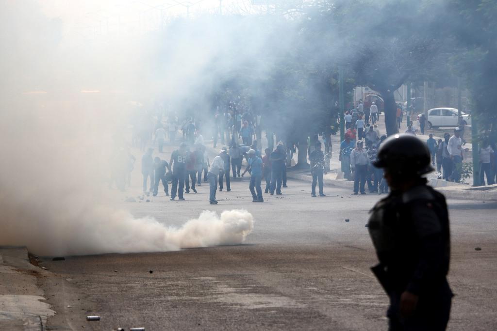 Policías federales lanzaron gas lacrimógeno a maestros en Chiapas durante un enfrentamiento al intentar bloquear dos puntos del estado.