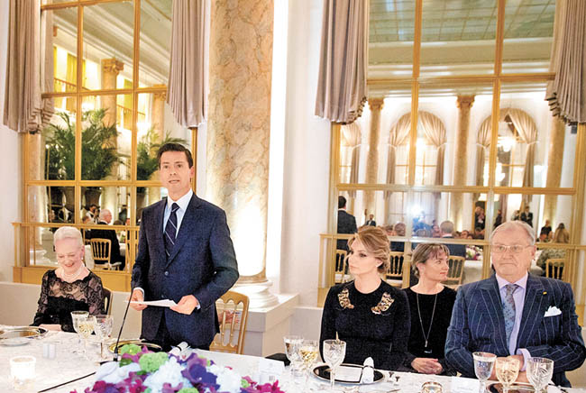 El Presidente agradece a la Reina Margarita II la hospitalidad brindada. 
