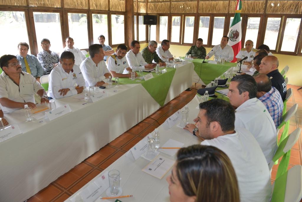 La reunión con integrantes del Grupo de Coordinación Veracruz y mandos de fuerzas federales y estatales estuvo presidida por el gobernador Javier Duar