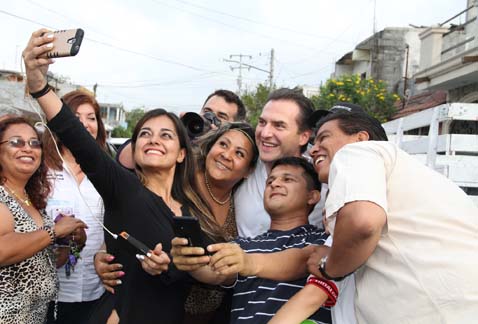 Adrián de la Garza, alcalde. 