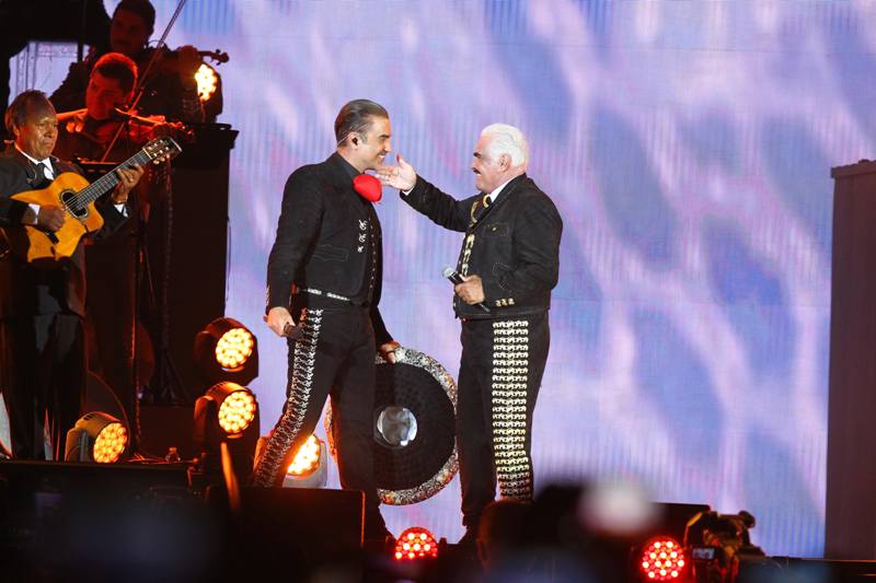 El cantante hace un sentido cariño a su hijo, durante su última presentación, en el Estadio Azteca. 