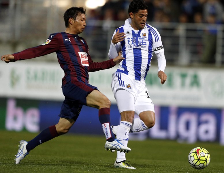 Carlos Vela disputa el balón con el centrocampista del Eibar Takashi Inui