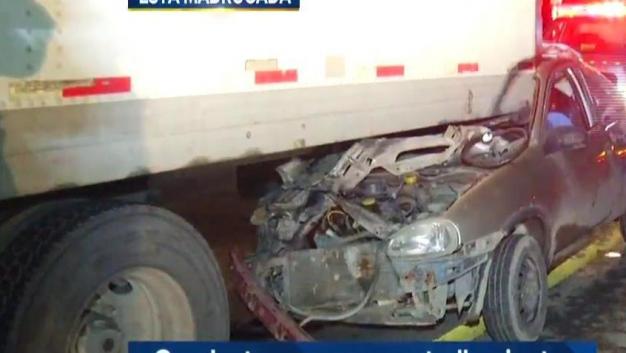 El conductor viajaba a exceso de velocidad cuando se impactó contra la caja de un tráiler