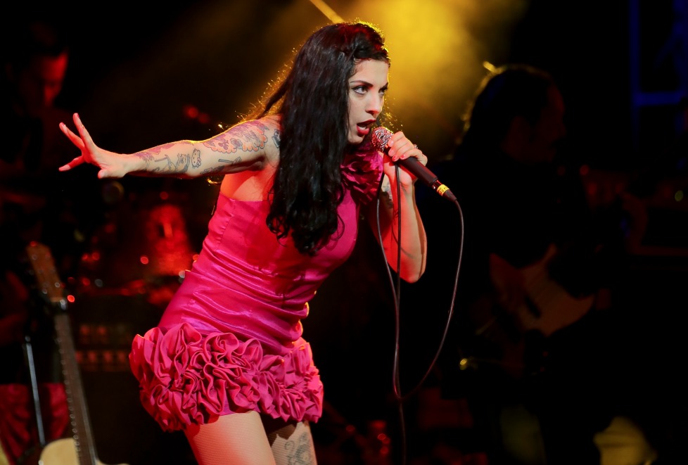 Con un corto y sexy vestido rosa, Laferte robó cientos de suspiros. 