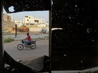 Un hombre en motocicleta, en el área rebelde de la ciudad siria de Derá