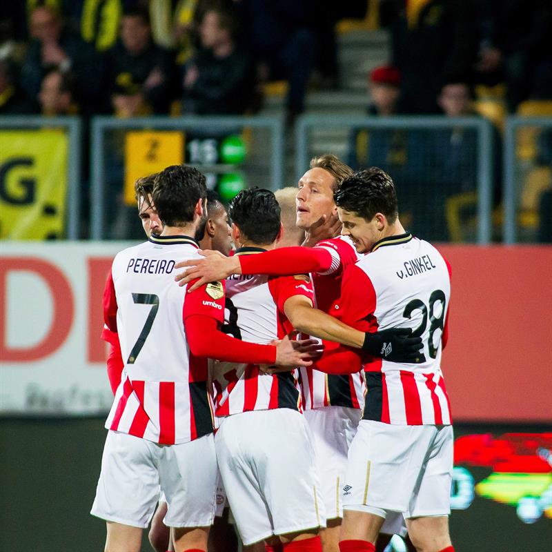 Jugadores del PSV celebran la primera anotación 