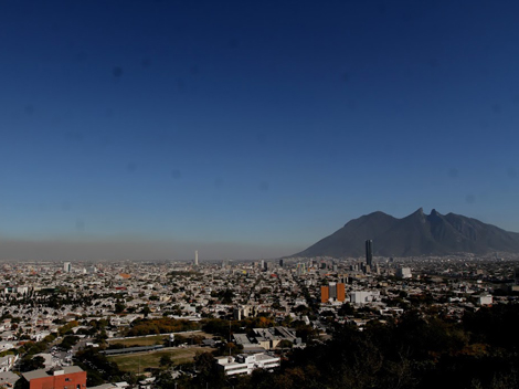 Una nube de smog cubre el área metropolitana. 