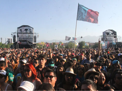 Centenares de personas que acudieron a disfrutar el festival de música "Pal' Norte".