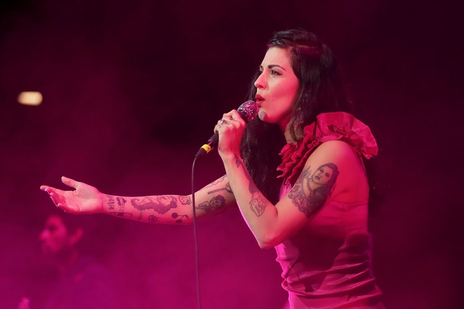 Derrochan energía Mon Laferte y Caloncho con su MonLaFurtaTour en el Diana 