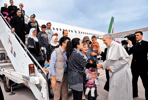 El pontífice saluda a migrantes al llegar a Italia.