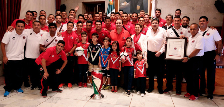 El gobernador recibió al equipo y dijo que el trofeo que llega al esatado refleja la fortaleza de un pueblo como el veracruzano.