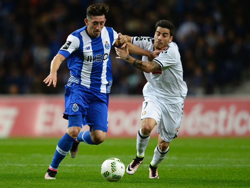 Héctor Herrera pelea por un balón 