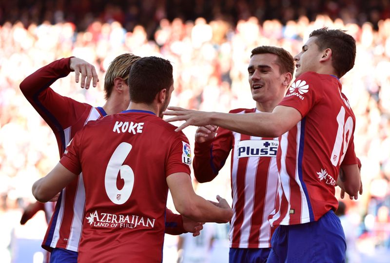 Jugadores del atlético celebran con Koke su anotación 