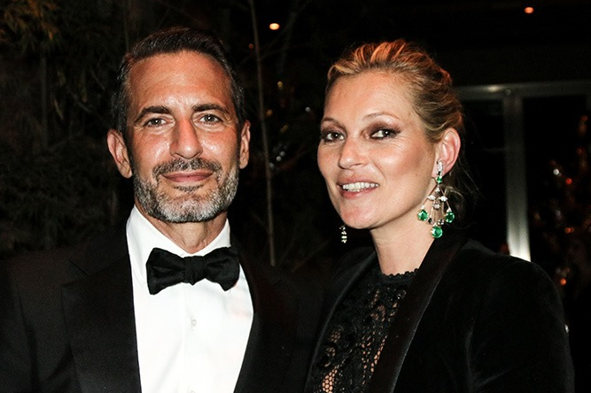 Marc Jacobs y Kate Moss en el evento de amfAR