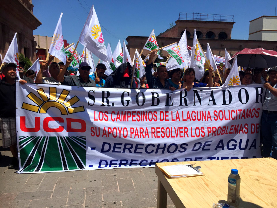 Miembros de la UCD originarios de Monclova, exigen un alto al decomiso de autos extranjeros.