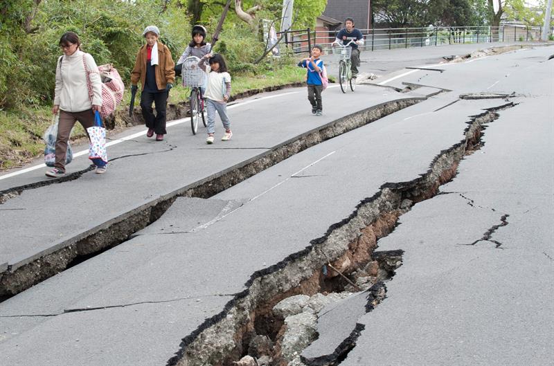 Víctimas de la ola de sismos se dirigen a un centro de evacuación en Mashiki, en la prefectura japonesa de Kumamoto