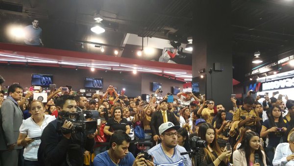 Aficionados en firma de autógrafos de Club Universidad
