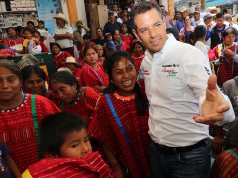 El candidato de la coalición PRI, PVEM y Panal, Alejandro Murat  entró en el corazón de las culturas indígenas triqui y mixteca, una de las más abando