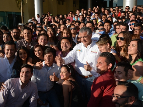 El candidato del PRI al Gobierno de Chihuahua, Enrique Serrano Escobar, se reunió con universitarios de varias instituciones educativas públicas.