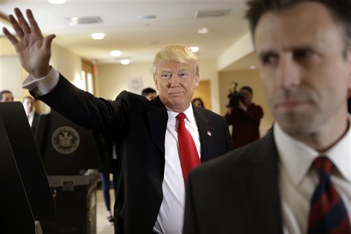 Donald Trump saluda a los reporteros tras votar en Nueva York.