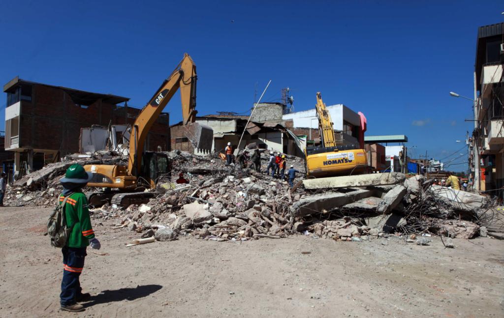 El sismo de 7.8 grados dejó más de cuatro mil heridos y más de 200 desaparecidos.