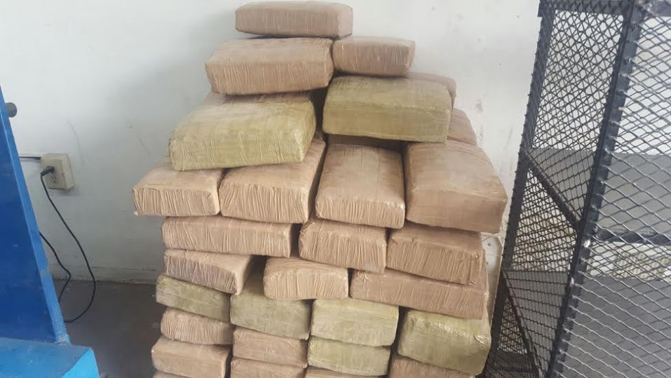 El enervante iba oculto en la caja de una camioneta de redilas