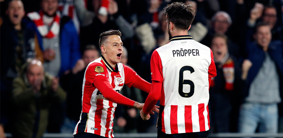 Jugadores del PSV celebran el triunfo 