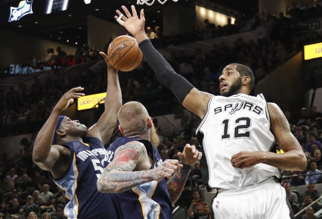 LaMarcus Aldridge intenta detener a Zach Randolph