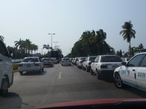 Más de dos mil taxistas de las siete regiones de Guerrero se estacionaron en dos puntos del puerto de Acapulco en protesta por la detención ilegal de 