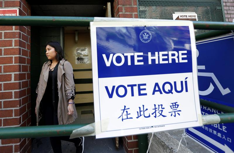 Una mujer sale de un centro de votación en las elecciones primarias de hoy del estado de Nueva York, en Nueva York
