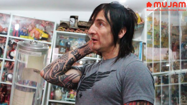 Richard Fortus en el Museo del Juguete. 