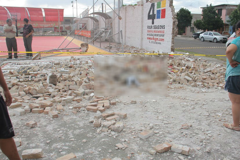 Tolvaneras y vientos de 40 km/h provocaron que parte de la barda de la Plaza de Toros cayera sobre hombre y murió.