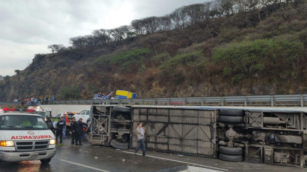 Al menos 29 heridos dejó la volcadura de un autobús de turismo en la México-Querétaro.