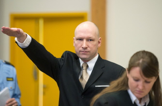 El asesino noruego Anders Behring Breivik hace un saludo nazi al llegar a la corte en el gimnasio de la prisión de Skien, el 15 de marzo