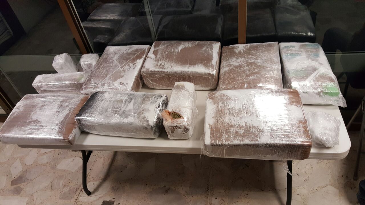 En la cajuela del vehículo fueron localizados 11 paquetes confeccionados en cinta canela, con droga en su interior. 