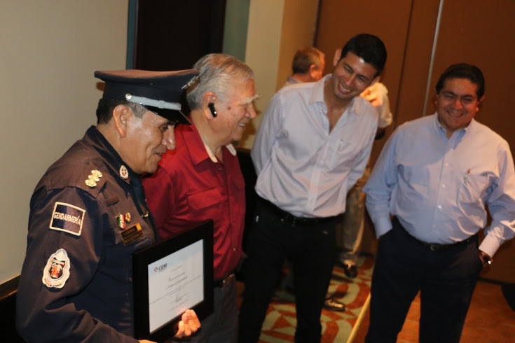 Entrega de reconocimiento por parte del Consejo Empresarial de Madero a la Gendarmería Nacional. Fin de la conversación.