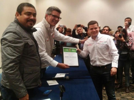 El líder nacional del la Red Jóvenes por México, Cristopher James Barousse tomó la protesta a Armando López como delegado estatal de la organización, 