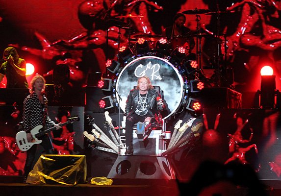 El mito de Guns N’Roses, engrandecido por la pasión y nostalgia de 65 mil personas, volvió a sonar en una jungla enmarañada de riffs.