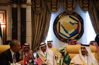 Barack Obama (i) habla con el rey Salman (d) de Arabia Saudí durante la reunión del Consejo de Cooperación del Golfo, en Riad