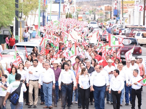 El candidato del PRI al Gobierno de Chihuahua, Enrique Serrano acompañó a los aspirantes locales hasta la Asamblea Distrital del IEE para que se regis