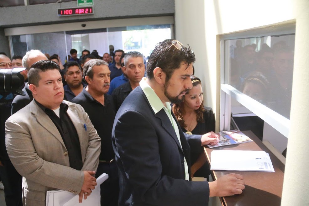 Gustavo A. López Leos, presidente de Alianza de Redes Sociales, presentó una solicitud para regular taxis privados en el Congreso.  