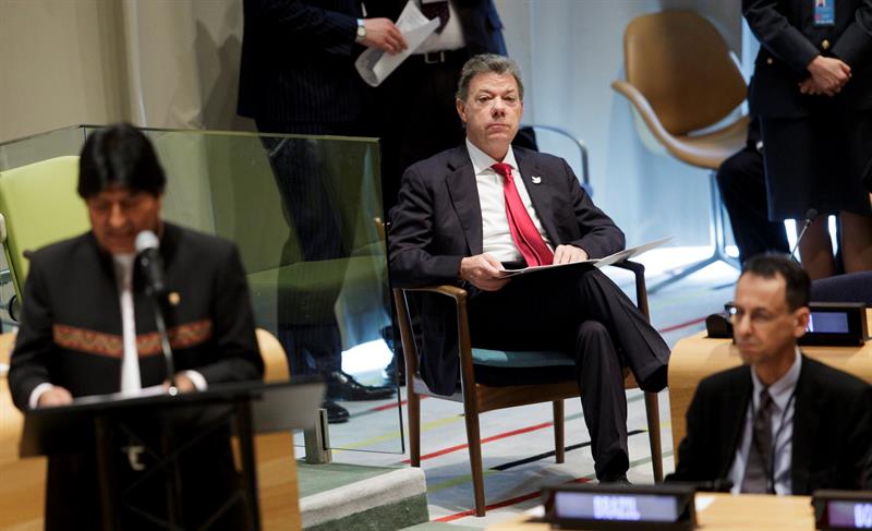 Juan Manuel Santos (d), atiende al discurso de su par de Bolivia, Evo Morales (i), en la sede de la ONU en Nueva York