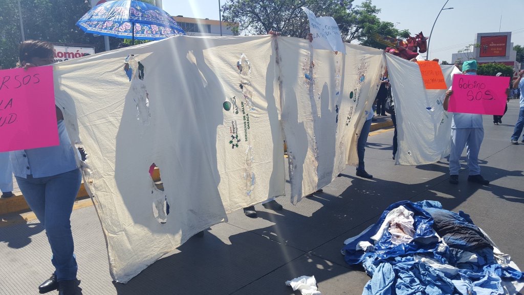 La protesta la hicieron con las sábanas que hay en los hospitales. 