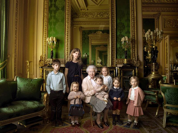 La reina Isabel con los más jóvenes de la casa Windsor 
