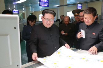  El líder norcoreano Kim Jong-Un (2i) durante una reciente visita a una factoría editorial 